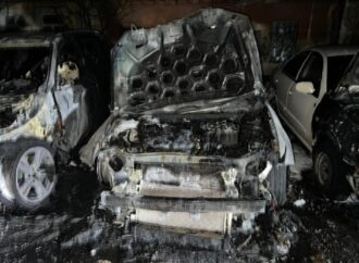 В Одессе на парковке возле дома сожгли 4 машины