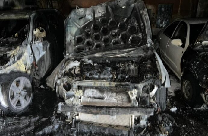 В Одессе на парковке возле дома сожгли 4 машины