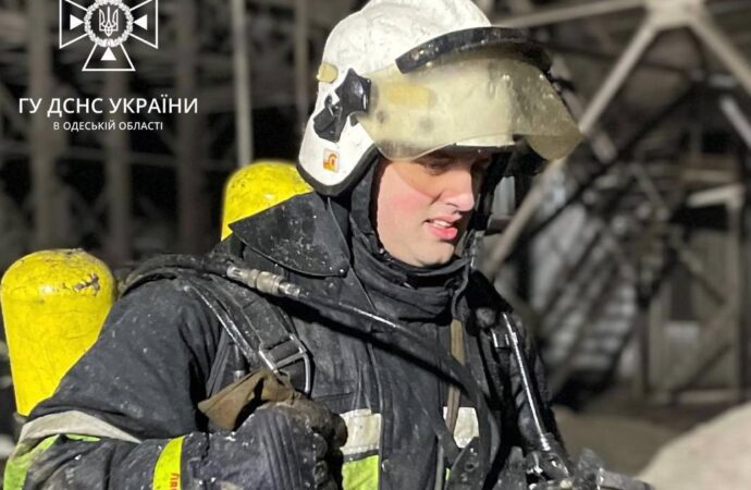 В Одессе спасатели спасли работника СТО