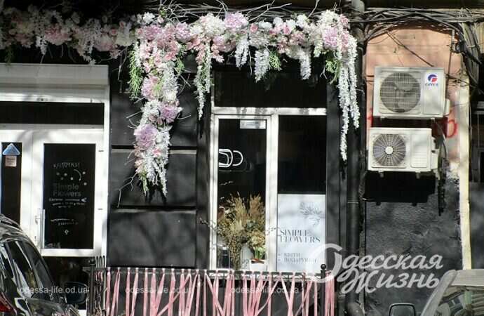 Цветы на фасаде