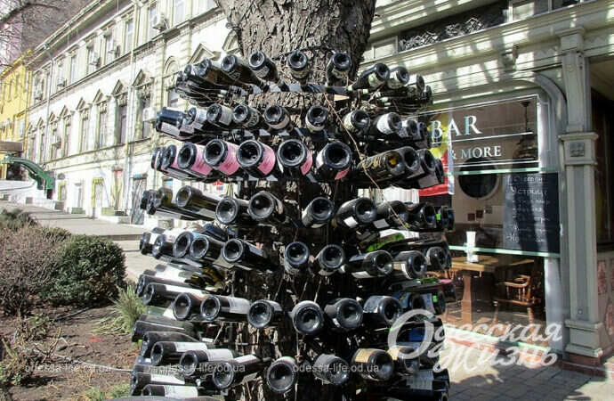 Дерево из бутылок