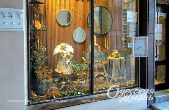 Кукла на витрине