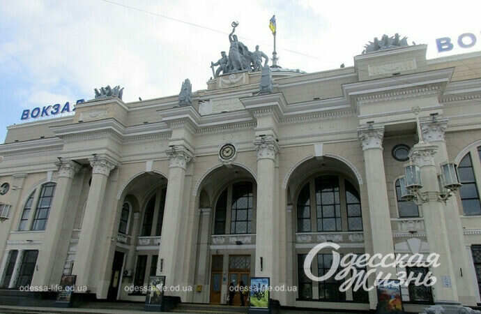 Одеський вокзал на воєнному стані: добра фортеця та інші нововведення (фоторепортаж)