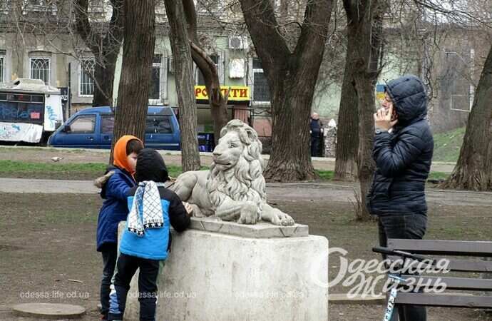 Дети и каменный лев