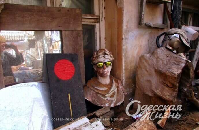 Одесский арт-дворовик, бюст в очках