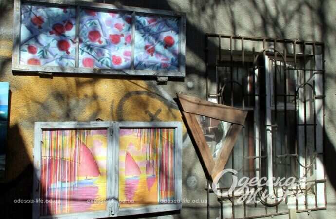 Одесский арт-дворовик, окно, картины