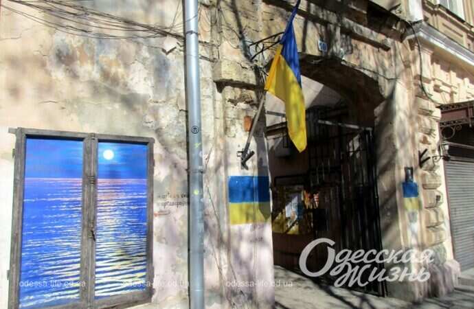 Одесский арт-дворовик, ворота