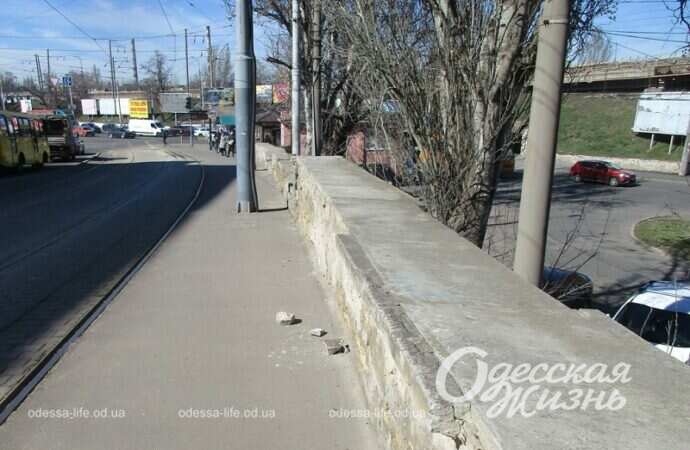 Спуск Маринеско, парапет осыпается