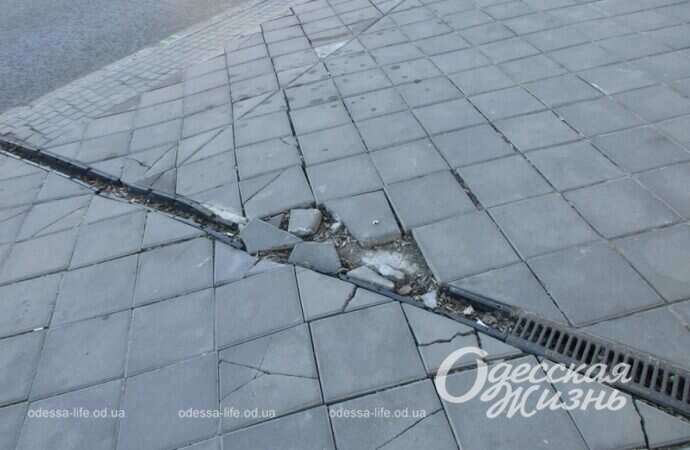 Спуск Маринеско, плитка