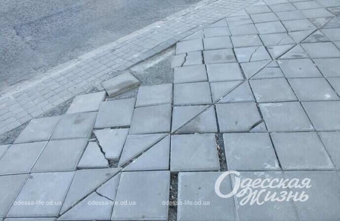 Спуск Маринеско, треснувшая плитка