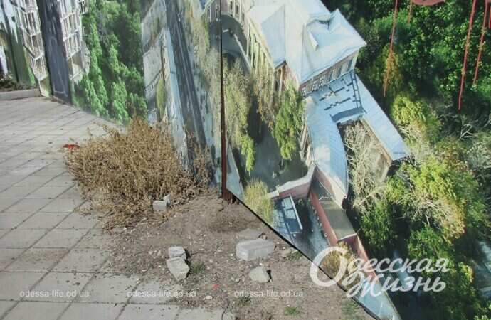 Спуск Маринеско, плитка осыпалась