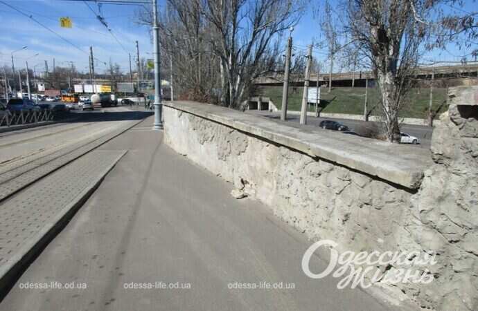 Спуск Маринеско, парапет