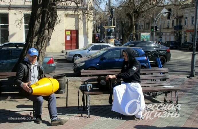 Кришнаиты на скамейке
