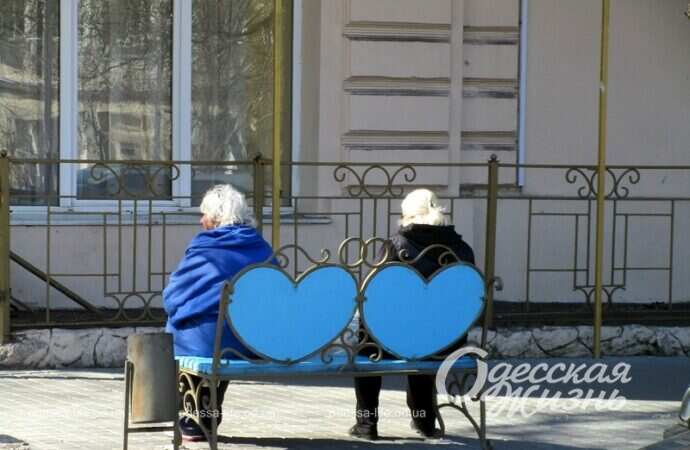 Старушки на скамейке