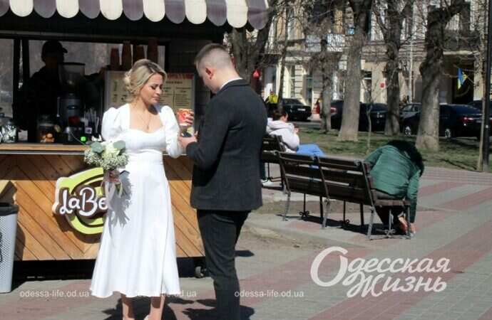 Молодожены пьют кофе