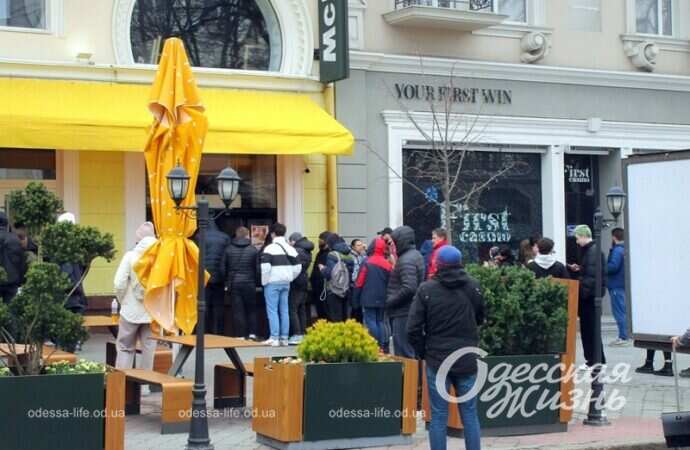 Одесситы в очереди в MacDonald’s, 28 марта 2023 г.