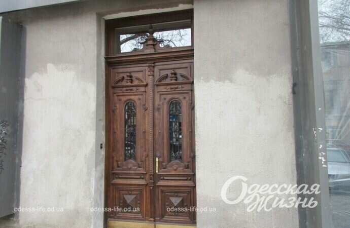 Отреставрировали старинные двери