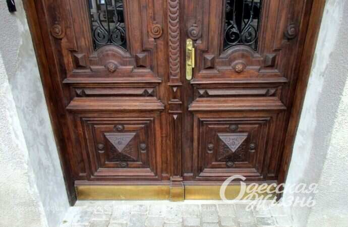 В доме Фельдмана отреставрировали двери