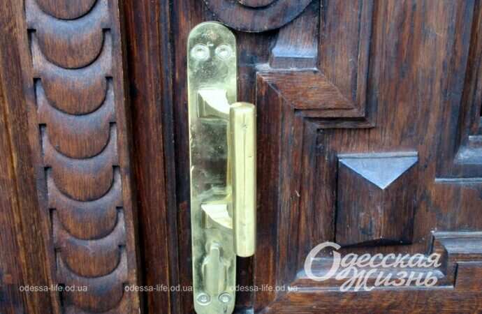 Отреставрированные двери дома Фельдмана