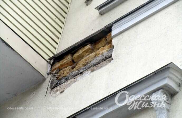 На старом доме обвал