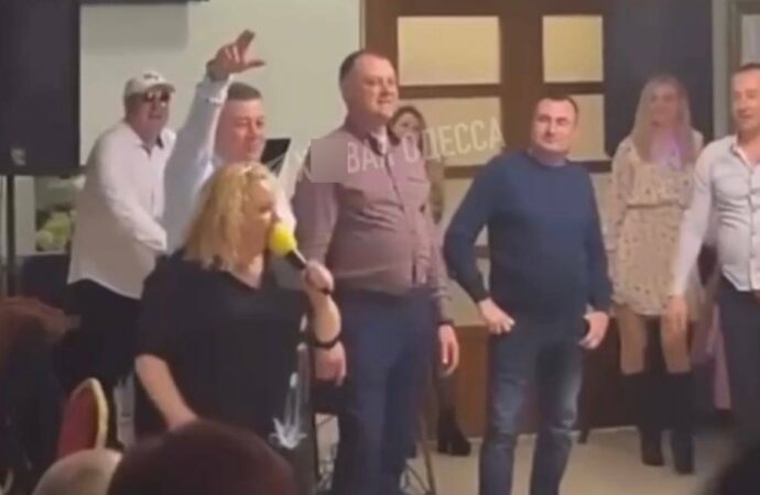 В Одесской  области начальника из военкомата наказали за любовь к “Алкоголичке” (видео)