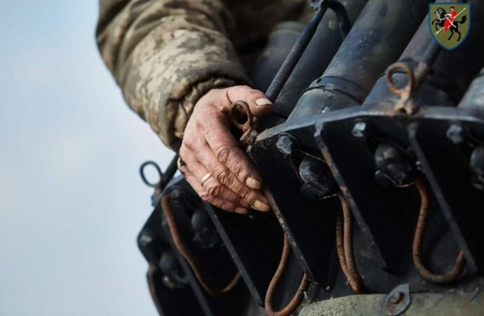 Война в Украине, день 388: 100 отбитых атак и окопы в Крыму