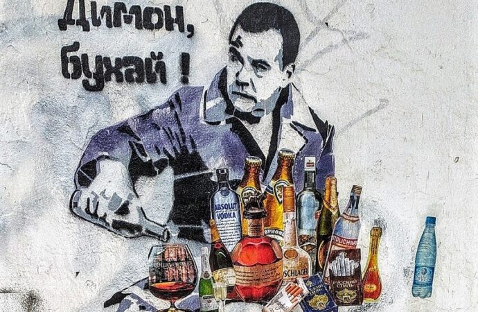 «Димон, бухай!»: в Одессе изобразили дмитрия медведева в его привычном состоянии