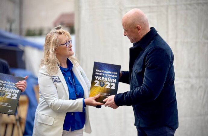 Мэр Одессы поздравляет волонтеров с рекордом