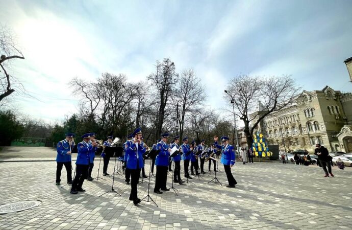 Оркестр играет