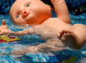 Одесская область: 3-летняя девочка утонула в бочке с водой