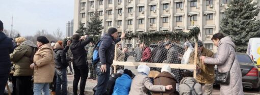 В Одессе лишенные помещения волонтеры плели сети под зданием ОВА (фото)