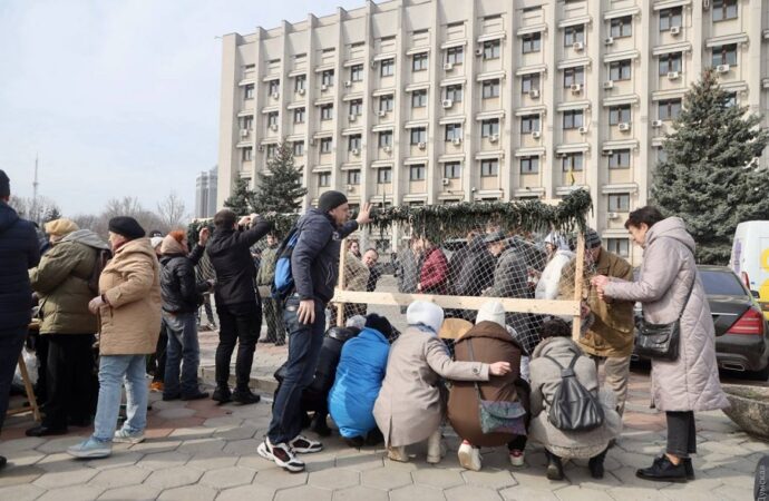 В Одессе лишенные помещения волонтеры плели сети под зданием ОВА (фото)