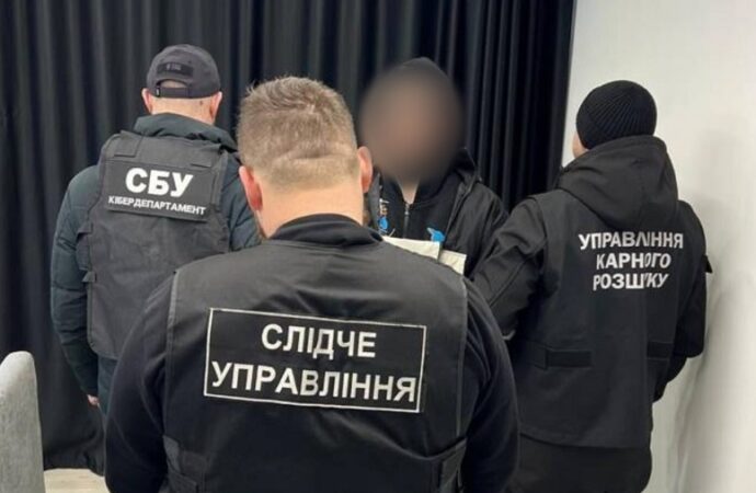 Збирали гроші «для військових»: в Одесі викрили групу шахраїв (відео)