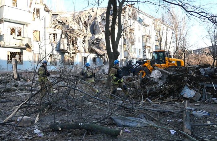 Трагедія у Запоріжжі: рашисти вдарили по житловому будинку – є загиблі та поранені (фото, відео)