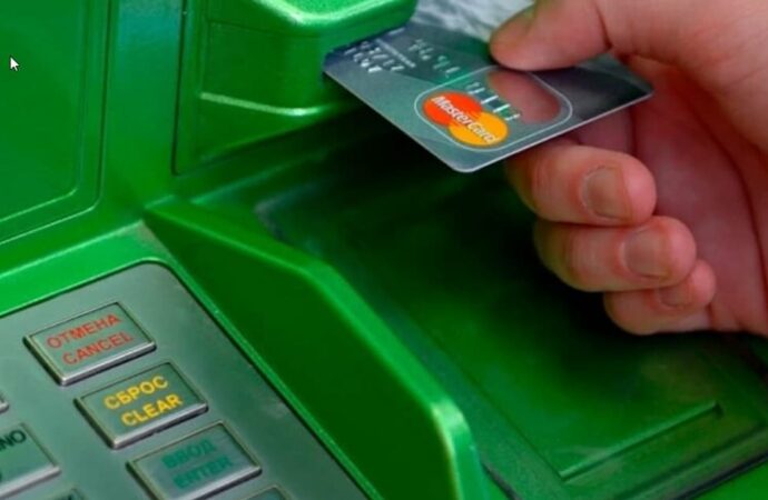 Украинцы не могут расплатиться картами «Приватбанка» из-за глобального сбоя системы
