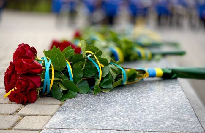 Цветы у памятника