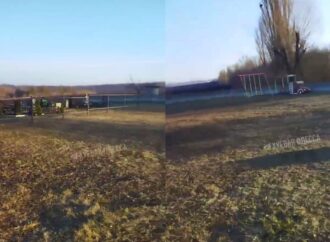 В Одесской области детскую площадку установили прямо на кладбище (видео)
