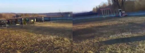 На Одещині дитячий майданчик встановили прямо на цвинтарі (відео)