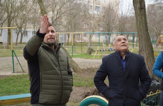 Марченко осматривает дом в Сергеевке