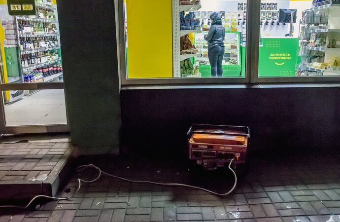 генератор возле магазина ночью