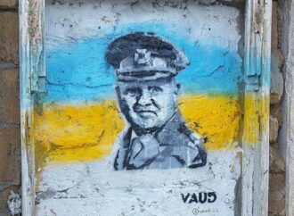 На стене одесского дома “проявился” портрет Залужного — рядом с интересным соседом (фото, видео)