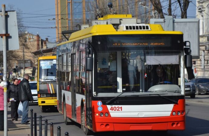 Троллейбус, курсирующий по центру Одессы, временно меняет маршрут