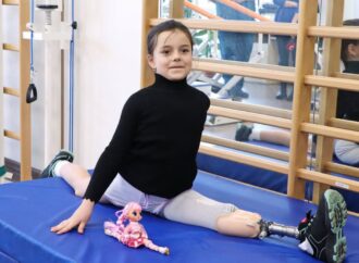 7-летняя Саша Паскаль, потерявшая ногу после обстрела Затоки, выиграла соревнования по гимнастике (видео)
