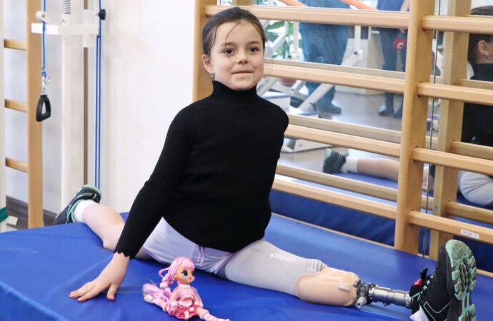 В Одесі подарували суперпротез дивчинці, яка залишилася без ноги після обстрілу (фоторепортаж)