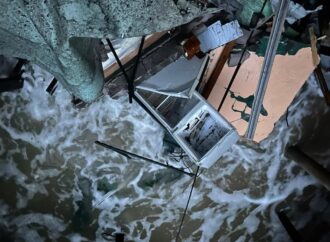 Под Одессей взрыв морской мины разнес пляжные домики и причал (фото)