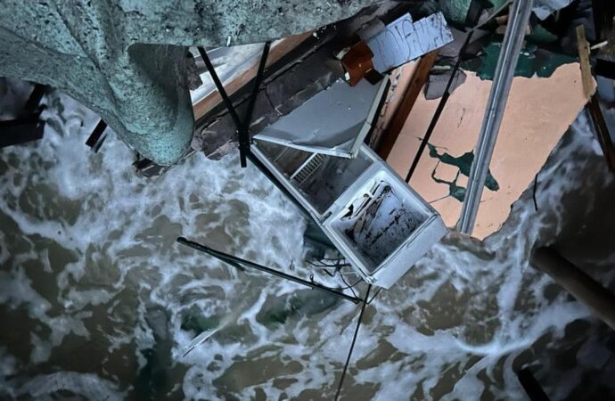 Под Одессей взрыв морской мины разнес пляжные домики и причал (фото)