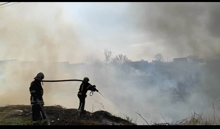 пожарные тушат огонь