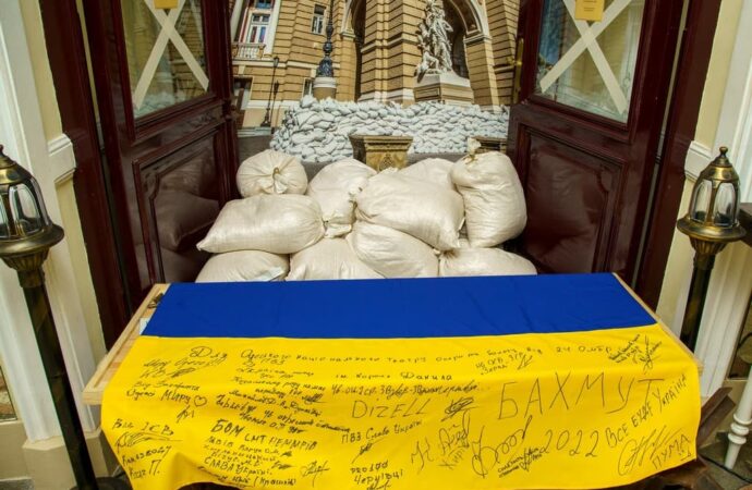 флаг украины с подписями бойцов