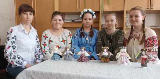 Куклы-обереги для фронта передали мастерицы из Одесщины