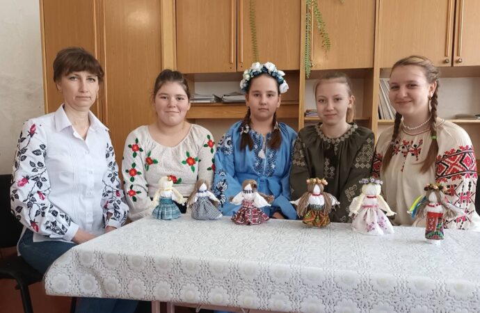 Ляльки-обереги для фронту передали майстрині з Одещини